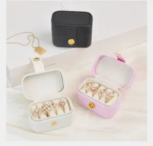 Tragbare Mini-Schmuckschatullen mit Samtfutter für Ringe und Ohrringe in Pink, Weiß und Schwarz.