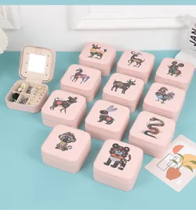 Primo piano di eleganti portagioie rosa con i 12 design creativi dello zodiaco cinese