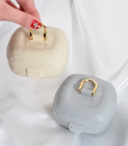 Détail de boîte à bijoux portable en silicone avec anneau doré et design facetté