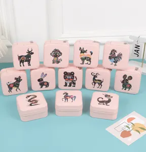 Collezione di portagioie rosa con dodici creativi disegni originali dello zodiaco cinese