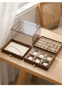 Λεπτομερής προβολή κοσμηματοθήκης από καρυδιά με διαφανές κάλυμμα και συρόμενα συρτάρια
