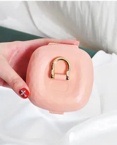Vue détaillée d'une boîte à bijoux en silicone rose avec texture en diamant et or