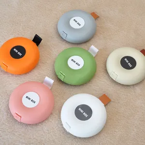 Draagbare mini-reisopbergdozen met lanyards in zes verschillende kleuren voor reizen