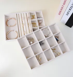 Eleganti vassoi per gioielli in velluto beige per riporre anelli e braccialetti