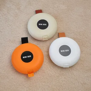 Set van drie draagbare ronde reis-opbergdozen met lanyards in oranje, wit en crème