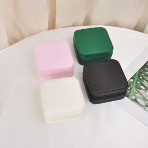 Draagbare vierkante reisjuwelendoos voor ringen en oorbellen, set van vier kleuren.