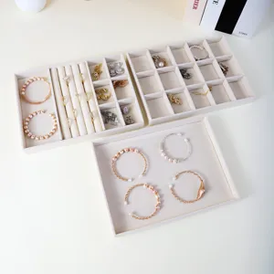 Elegante set di vassoi portagioie in velluto beige per anelli e orecchini