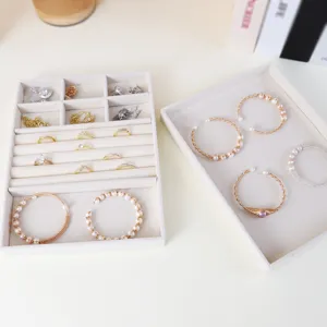 Vassoi portaoggetti in velluto premium per anelli orecchini e bracciali in esposizione