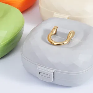 Boîte à bijoux portable grise à texture diamant avec anneau de traction doré