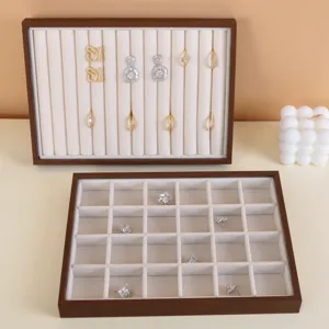 Elegantes bandejas de madera de nogal con forro de terciopelo blanco para anillos y pendientes