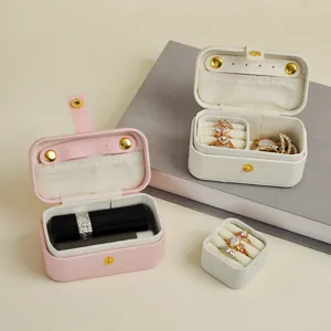 Elegante tragbare Mini-Schmuckschatullen mit Klappdeckel in Rosa und Weiß, ideal für Reisen.