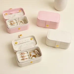 Tragbare Mini-Schmuckschatulle für Ringe und Ohrringe in Rosa und Cremeweiß Tönen