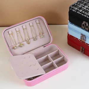 Tragbare mittelgroße rosa Schmuckschatulle mit Reißverschluss und Kettenhaken für Ketten