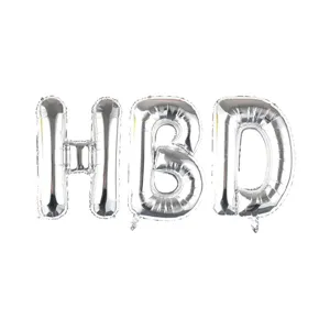 Primer plano de tres grandes globos de papel de aluminio plateados HBD de cumple