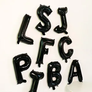 Détail de ballons en aluminium noirs en forme de lettres pour décoration de fête