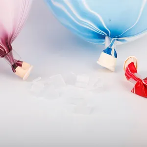 Vista macro detallada de clips de sellado de globos en forma de V transparentes en globos veteados