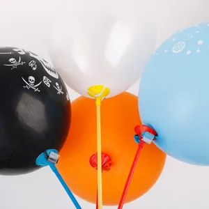 Primer plano de globos de fiesta de colores sobre varillas y copas de soporte de plástico