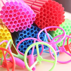 Detalle macro de palos de plástico de colores para globos y conectores