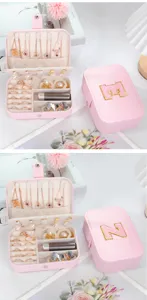 Elegante portagioie portatile rosa con lettera ricamata e scomparto a doppio strato.
