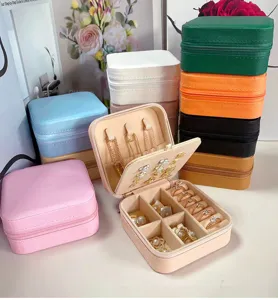 Vue détaillée de l'intérieur multi-compartiments d'une boîte de rangement pour bijoux.
