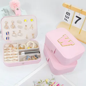Portagioie in Pelle PU con Lettera Ricamata Personalizzata Doppio Strato Portatile per Orecchini Anelli Collane Rosa