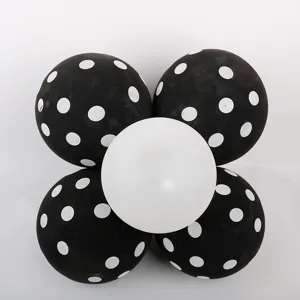 Vista detallada de globos de látex de lunares negros y blancos en forma de flor