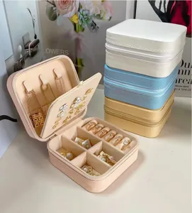 Vue détaillée de la boîte à bijoux portable à double couche avec compartiments.