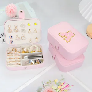 Portagioie portatile in pelle rosa con lettera A ricamata e scomparti a doppio strato.