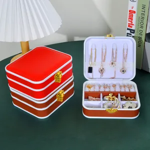 Tragbare Schmuckkästchen-Sets aus rotem und braunem Kunstleder für die Reise