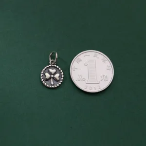 Ciondolo tondo in argento S925 vintage con trifoglio e confronto delle dimensioni