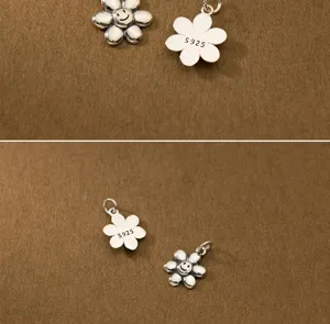 Détail macro du pendentif fleur soleil smiley en argent S925 pour bijoux DIY