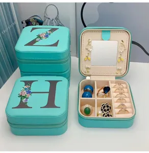 Vue détaillée de la boîte à bijoux portable en cuir PU avec lettres florales et miroir