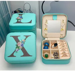 Détail de la boîte à bijoux portable en PU turquoise avec miroir et imprimé floral