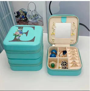 Détails de la boîte à bijoux vert menthe avec motif floral 'E' et miroir intégré
