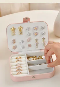 Vista detallada del joyero de cuero PU rosa con compartimentos para pendientes y anillos