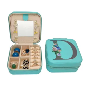 Boîte à bijoux portable en cuir PU avec miroir et lettre fleurie D en cyan