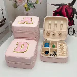 Joyero portátil de PVC rosa con letras bordadas para el almacenamiento de joyas en viajes