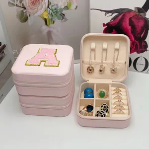 Joyero rosa portátil con letra A bordada, organizador de viaje para anillos y collares.