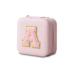 Joyero de viaje cuadrado rosa con diseño de letra A bordada en chenilla muy elegante.