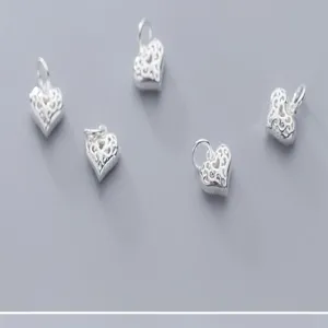 Gros plan de pendentifs en forme de cœur évidé en argent S925 pour bijoux DIY