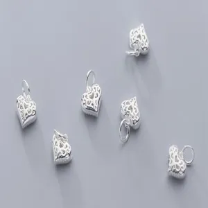 Détail macro de breloques en argent S925 en forme de cœur creux pour bijoux