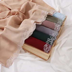 Detalle de hijabs de gasa perlada en varios colores con un delicado ribete de encaje