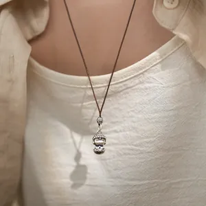 Nahaufnahme einer Vintage S999 Sterling Silber Buddha Anhänger Halskette mit Lotusperle