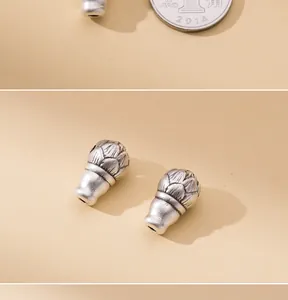 Nahaufnahme von retro 999 Silberperlen mit Lotusmuster für DIY-Schmuckarmbänder