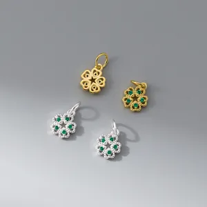 Gedetailleerd overzicht van vier S925 zilveren bloemenhangers in goud en zilver met groene stenen