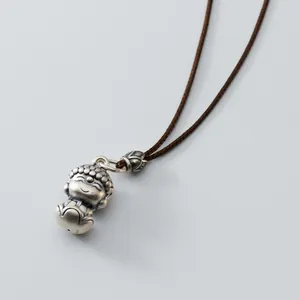 Nahaufnahme eines Retro-Buddha-Anhängers aus 999 Sterlingsilber mit brauner geflochtener Kordel