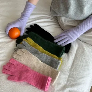Kollektion weicher, verdickter Strickhandschuhe aus Kaninchenhaar in verschiedenen Farben