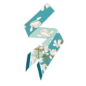 Elegante foulard in seta verde petrolio con motivi floreali di magnolia vintage.