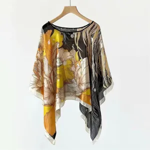 Vorderansicht eines bedruckten Poncho-Schals aus Seidenimitat für eleganten Sonnenschutz