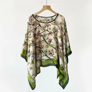 Detailansicht der Damen-Seidenschal mit Blumenmuster und elegantem Schmetterlingsmotiv